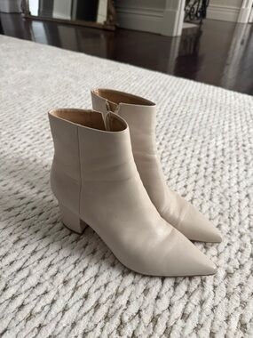 Women's Marc Fisher Size 9 Cream Pointed-Toe Ankle Boots
